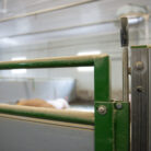 åpne og lukkemekanisme på ei grind i et fjøs