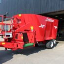 en rød forblander til traktor