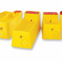 seks ulike typer drikkekar står ved siden av hverandre. De har ulike lengder og er gul med rødt lokk