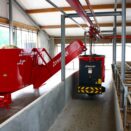 en faststående foringblander med transportbånd opp i en forutlegger som henger i skinne fra taket