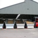 fire åpne foringsblandere på rekke i et fjøs