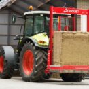 en traktor med et redskap bak som kan frakte for fra en plansilo