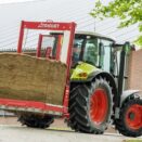 en traktor med et redskap som kan frakte silo